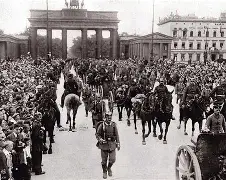 包含勃兰登堡队迎来胜利，一路领先昂首挺进的词条